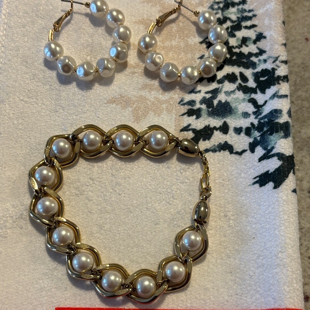 Elegant Gold and Pearl bracelet and earrings set - Picture 1 of 6